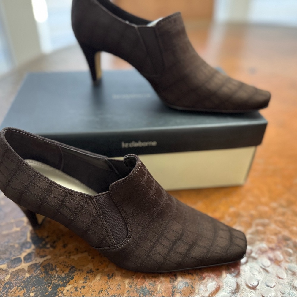 Elegant Brown Croc-Embossed Heels